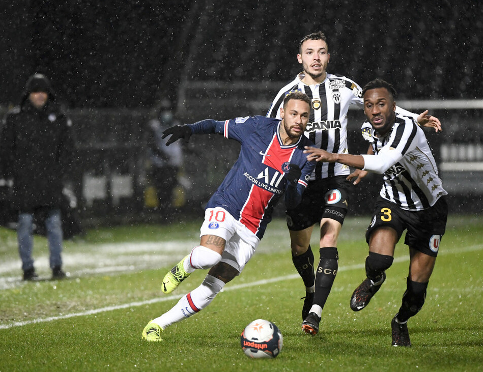 马赛客场击败里昂，继续领跑积分榜