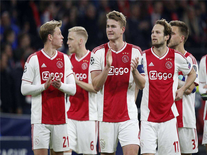 阿贾克斯实力抢眼，轻松晋级下一轮