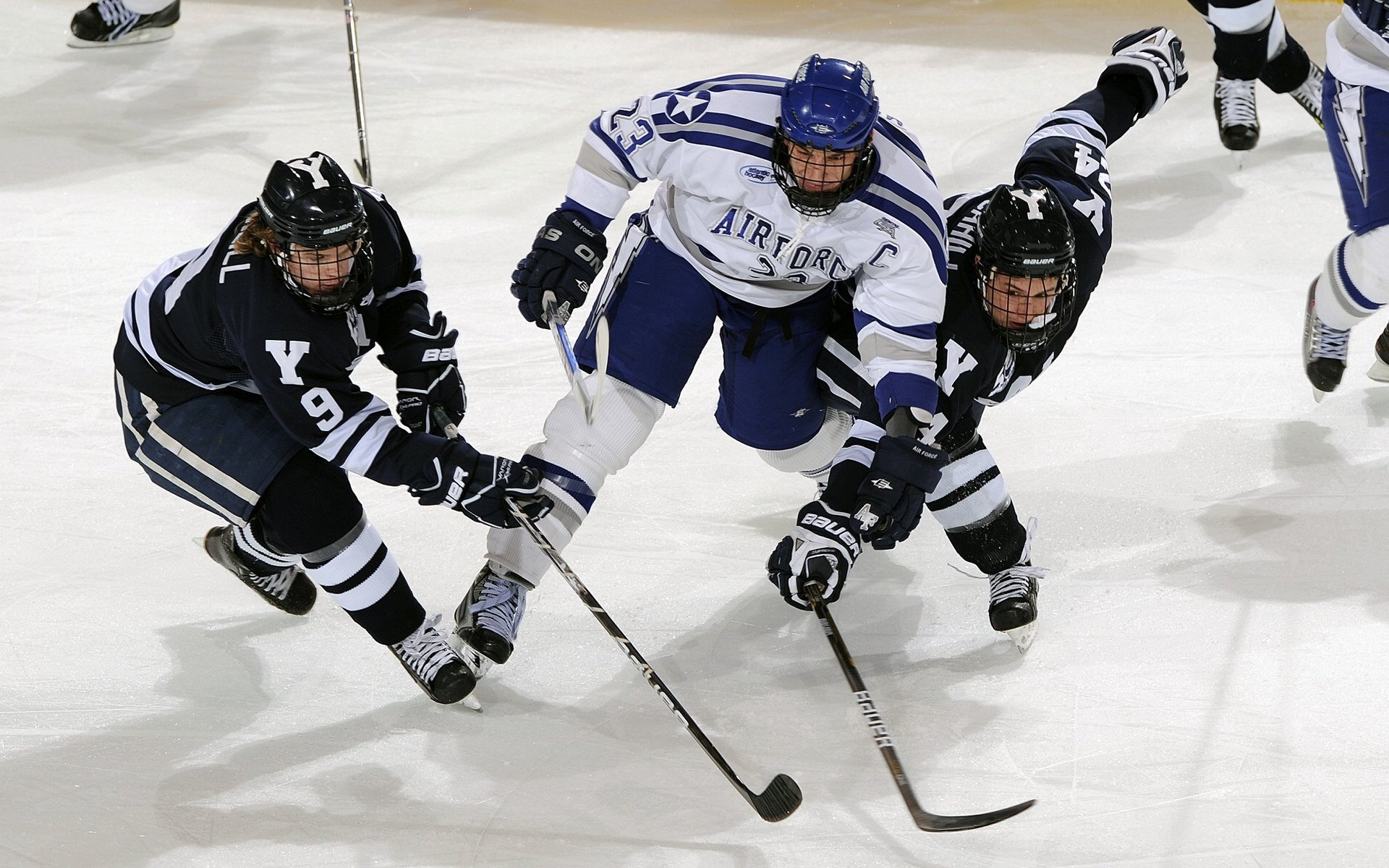 钢铁防线与闪电攻防，F1街道赛焦点战，雷霆防守如何锁死尼克斯引擎